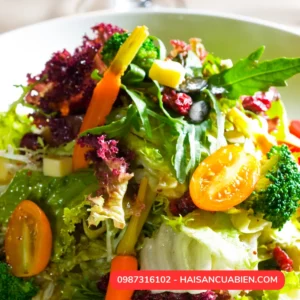 Salad rau thập cẩm là một loại salad được làm từ sự kết hợp của nhiều loại rau cải và hoa quả khác nhau